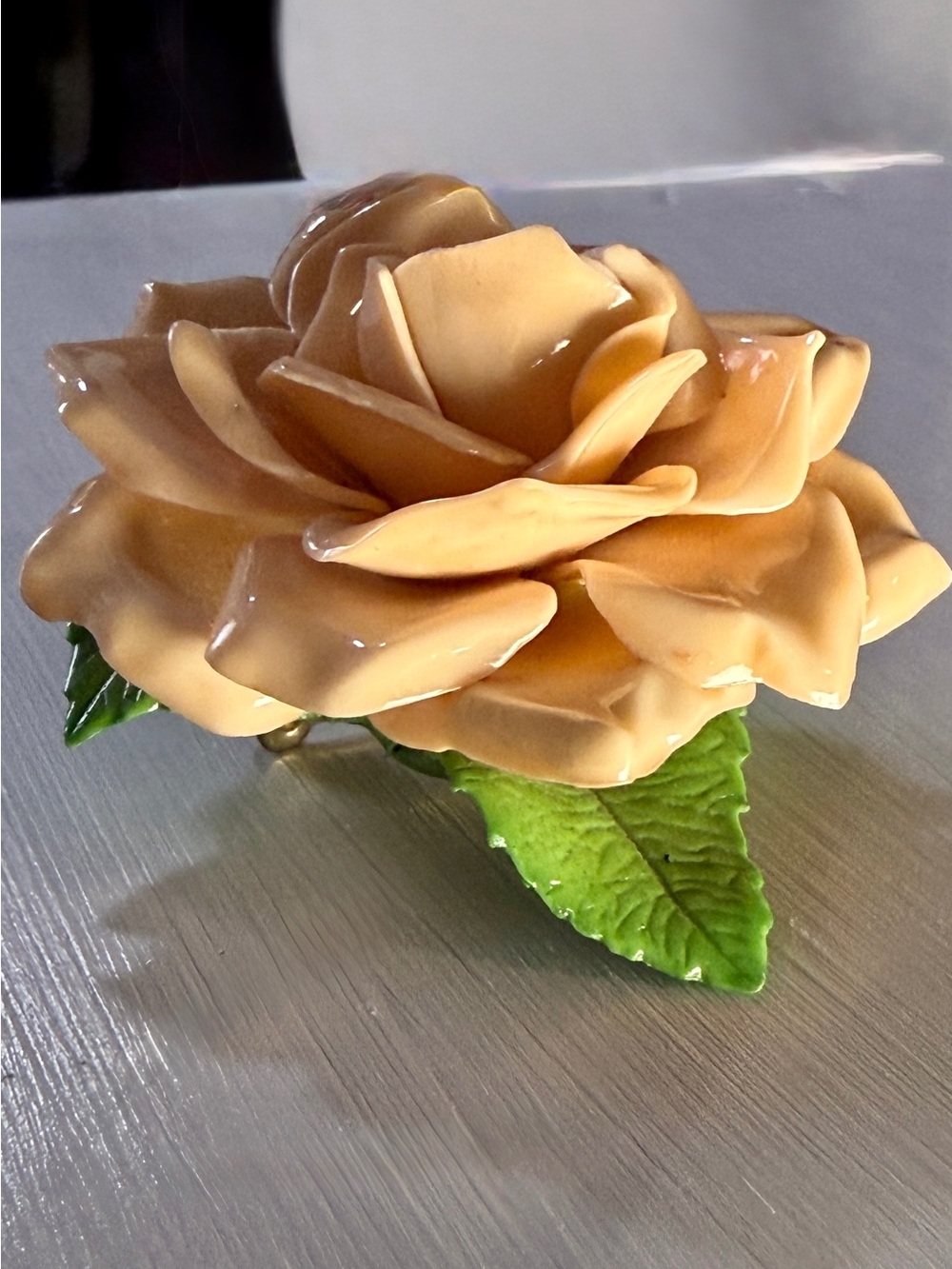 Peach ceramic rose w/realistic green leaves brooch/pin Women’s costume jewelry